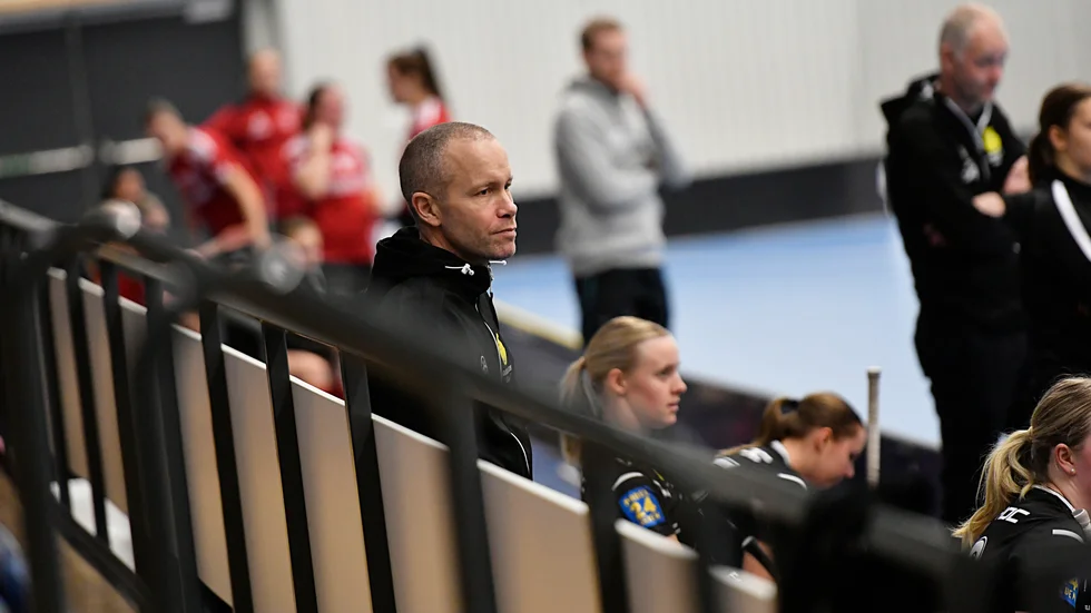 Ove Johansson lämnar Gamla Stans damlag efter sex omgångar av allsvenskan. Det handlar inte om någon schism utan på grund av att tränarens energi tagit slut. "Reservtanken är tom", säger han. 