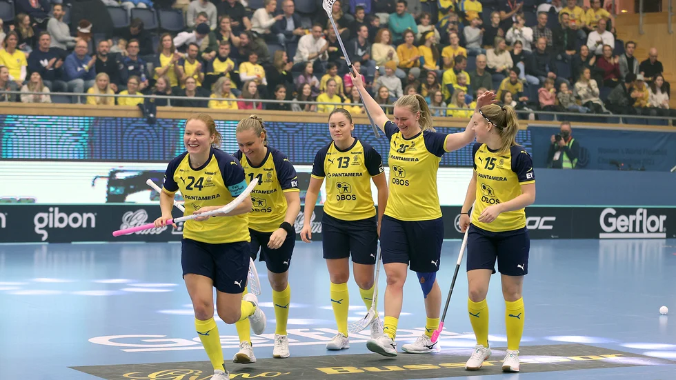 Klara Molin, tvåa från höger, jublar med lagkompisar efter ett av 22 svenska mål på Slovakien. Själv gjorde Molin fyra.