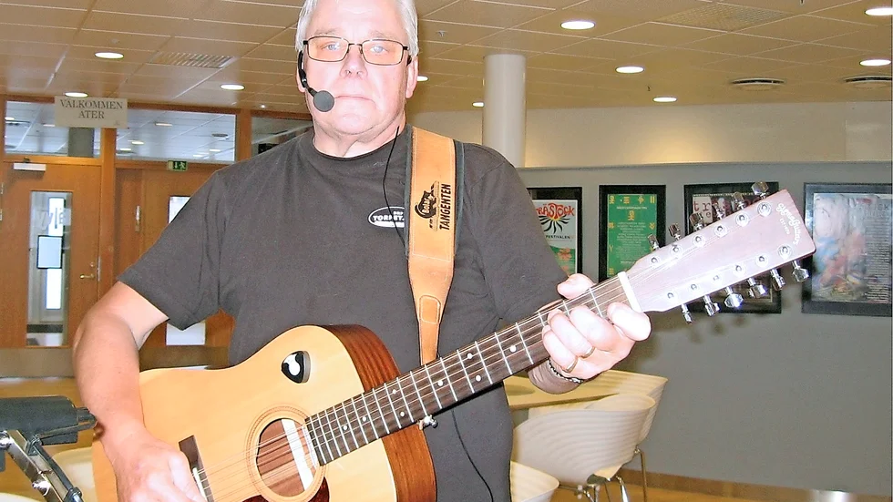 Underhållare. Krister Gustafsson spelade och sjöng vid PRO:arna möte på Sörböle.