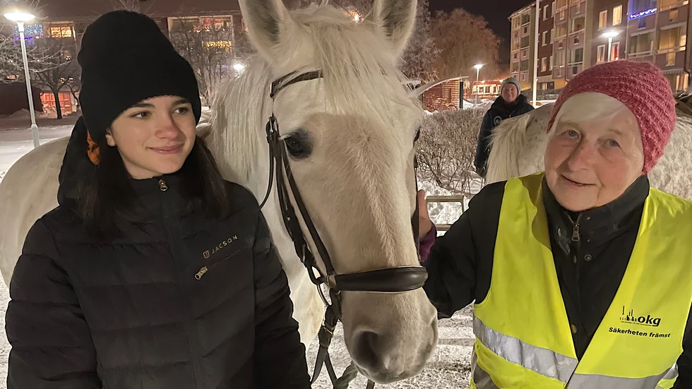 Margrith Mansfeld tycker att det är mysigt att få besök av hästar på gården. Till vänster: Gabriella Stoltze. Hästen heter Hope.