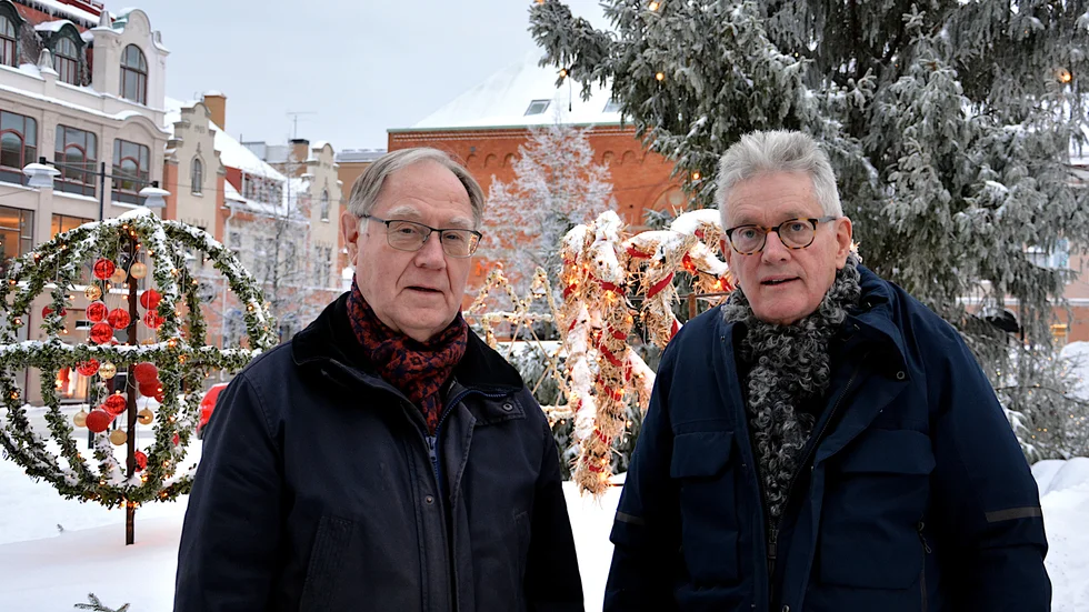 Sven Oscarsson, president i Västerviks Rotaryklubb och Bernt Falk, klubbmästare i Västervik arkipelag Rotaryklubb, som ordnar tomteparaden tillsammans, hoppas snön ligger kvar till paraden på lördag.