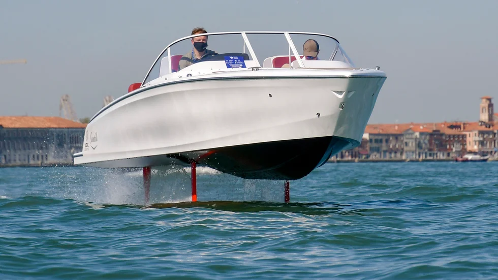 Den svenska, eldrivna bärplansbåten Candela C-7 på båtmässan i Venedig förra sommaren. Under båten finns en vinge som lyfter farkosten, likt ett flygplan. Nu har forskare i Göteborg studerat bärplansvingar närmare. Arkivbild.