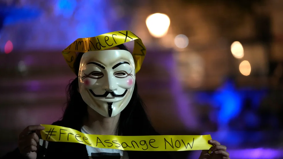 En av Julian Assanges anhängare vid en protest i London i november.
