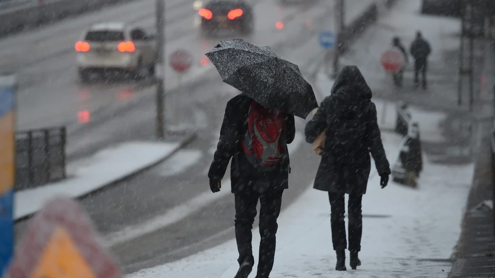 Det riskerar att bli slaskigt när de mildare temperaturerna krockar med snöfall. Arkivbild.