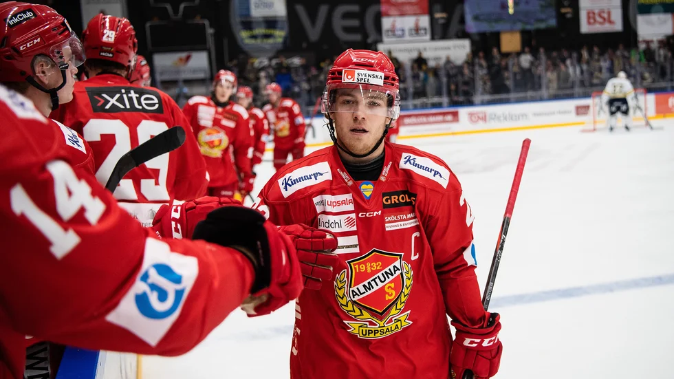 Emil Berglund missar fredagens match då han istället ska spela för Djurgården.