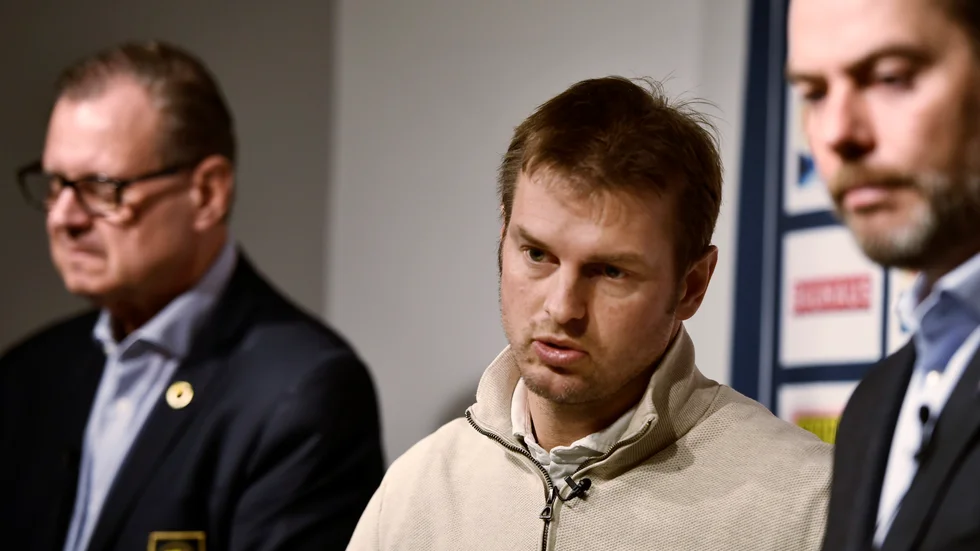 Joakim Eriksson, mitten, slutar som strategisk sportchef i Djurgården. Arkivbild.