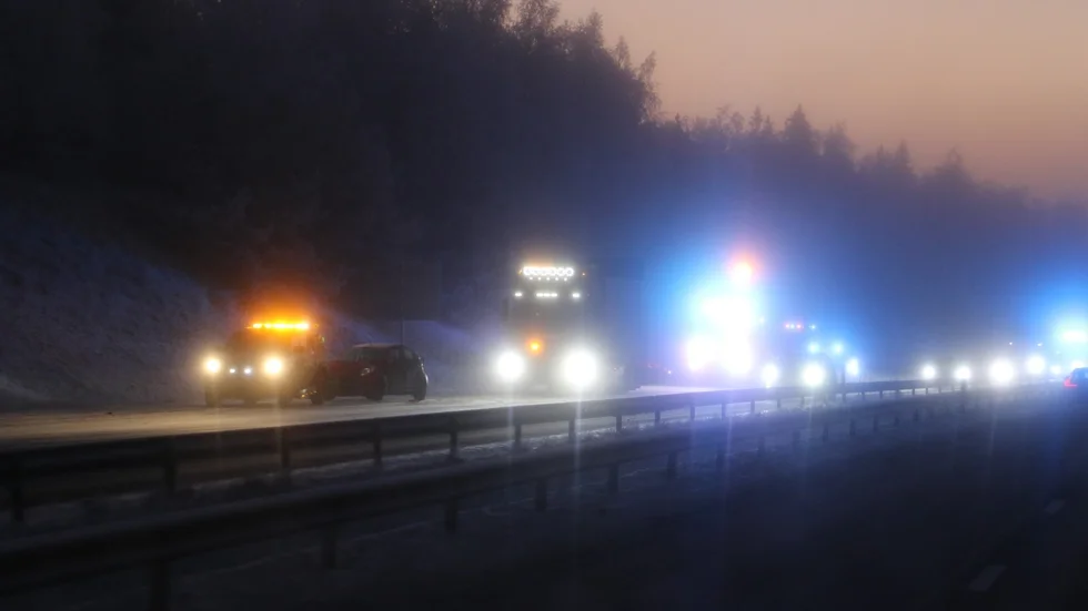 Två personbilar har krockat på E 18.