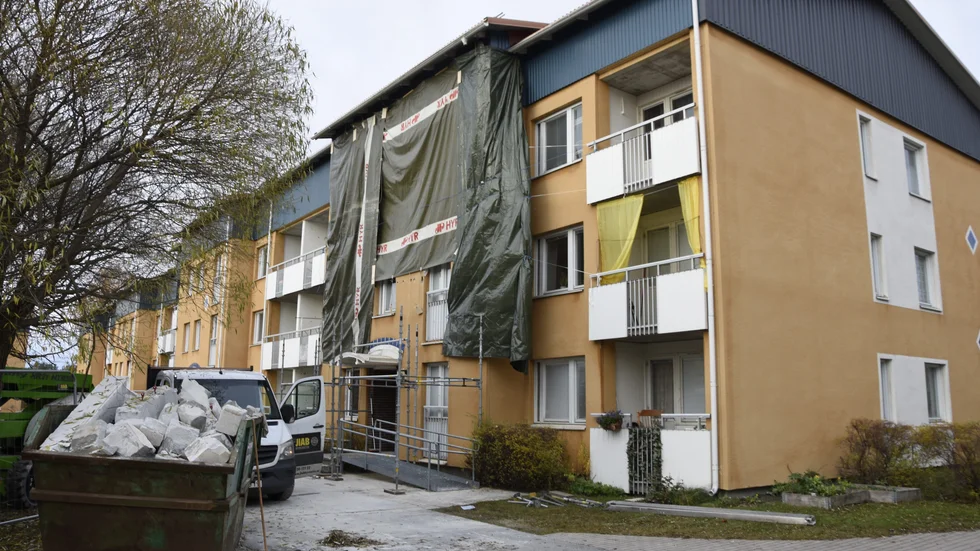 Väggen är nu ersatt efter omfattande reparationer.