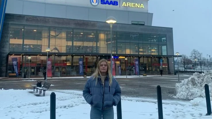 När 20-åriga Clara Lidquist skulle gå på hockey med sin pappa och bror, så fick hon inte komma in på Saab arena eftersom hon vaccinerats i USA. "Jag har åtminstone två kompisar med samma problem", berättar hon. 