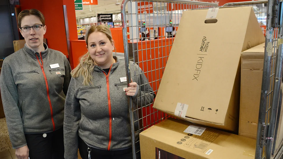 Cecilia Larsson och Sara Neubert jobbade med paket på Ica Kvantum på tisdagen. De tog emot sex vagnar med uppemot 200 paket bara under den dagen.