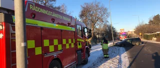 Olycka i Finspång – bilist körde in i lyktstolpe