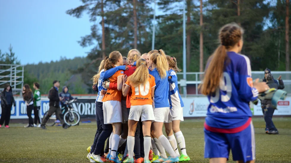Glatt. Sunnanås F01 vann finalen efter en riktigt rysare. Straffläggning avgjorde och tjejerna var väldigt glada efter triumfen.