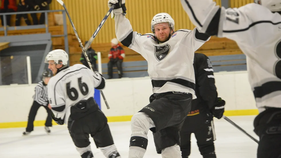 Målgest. Martin Rehnfeldt signalerar för sitt 1–0-mål i matchen mot Kiruna, en match som Arvidsjaur till slut vann med 5–4.