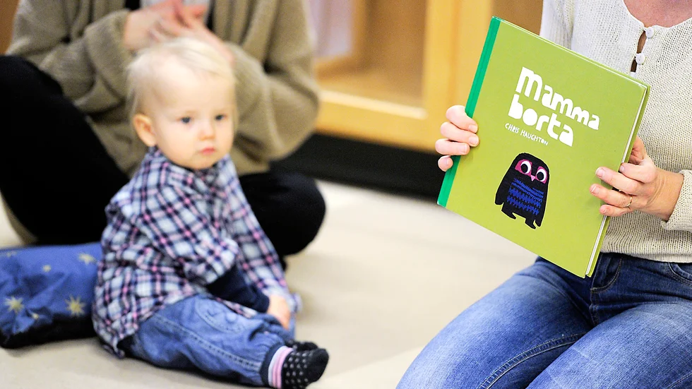 Mika, 1 år, följde berättelsen uppmärksamt. Många i publiken kände igen boken sedan tidigare. Foto: Leif Andersson.