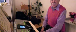 Roland spelade och berättade vid julfesten