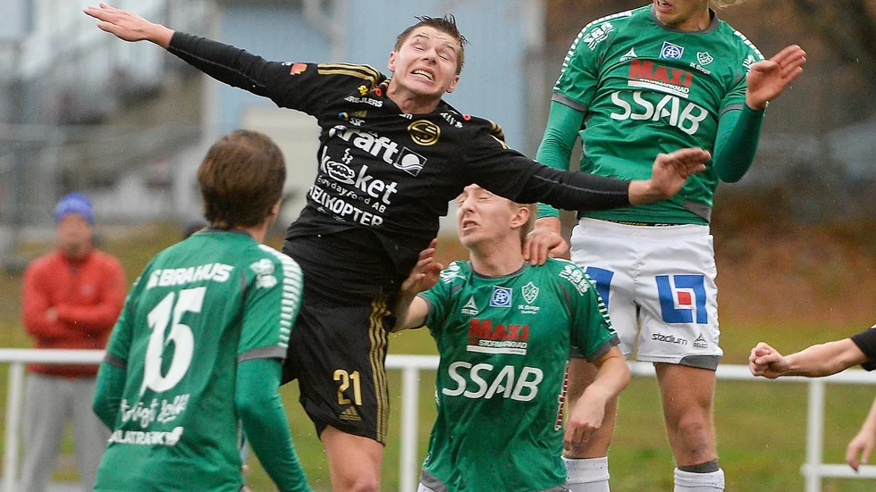 För kort i rocken. Radek Erlich når inte bollen i kamp med spelare i Brage.
