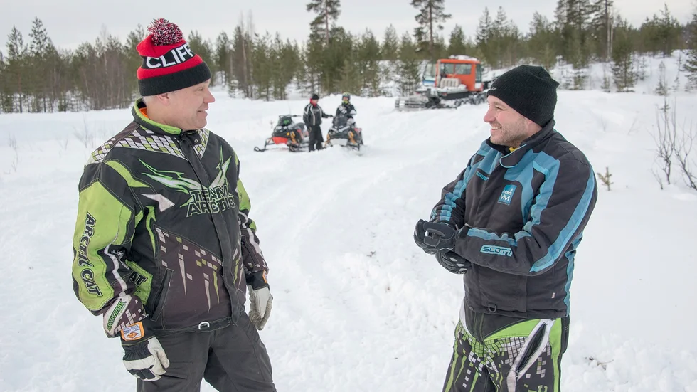Fixar SM-banan. Richard Lundqvist, till vänster, och Roine Persson har tillsammans med övriga i Arvidsjaurs Motorsällskap ännu många timmars arbete kvar innan Kilverstone är klart för SM-finalen i skotercross. Foto: Foto: GÖRAN WESTERLUND.