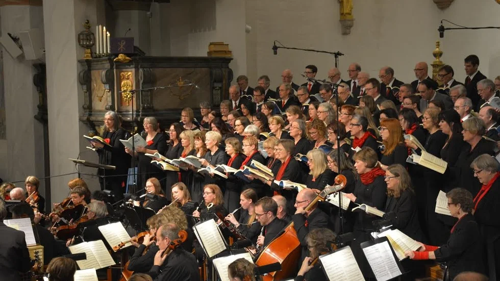 Körkraft. Sankt Olovs kyrkokör och Umeå Oratoriekör under verkets mäktiga sluttoner.