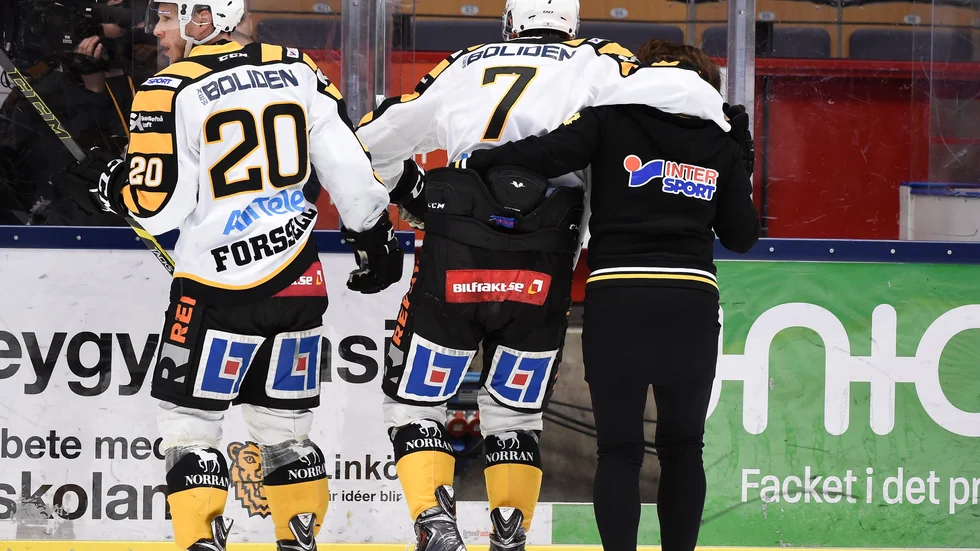 Leds ut. Kirill Kabanov leds ut från isen med hjälp av Erik Forssell och Karin Rundblad. Foto: MIKAEL FRITZON / TT.