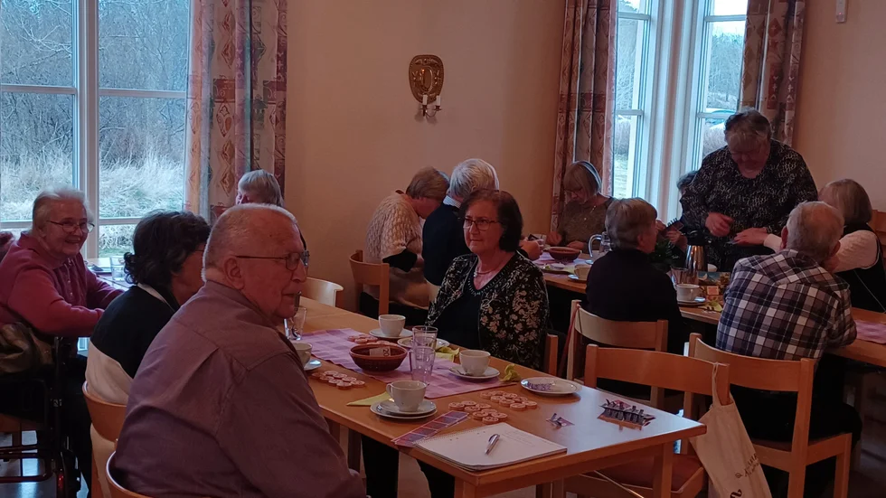 Ordföranden Ola Nordman och några av deltagarna på Kimstad-Skärkinds PRO-möte i Församlingshemmet vid kyrkan i Kimstad.