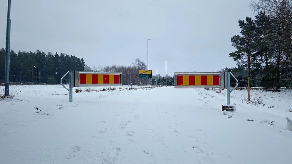 Den enskilda vägen mellan Eds handelsträdgård och Vadbacksvägen i Östhammar stängdes för biltrafik 1 februari. Detta sedan trafiksituationen på vägen blivit ohållbar, enligt Eds byalags samfällighetsförening.