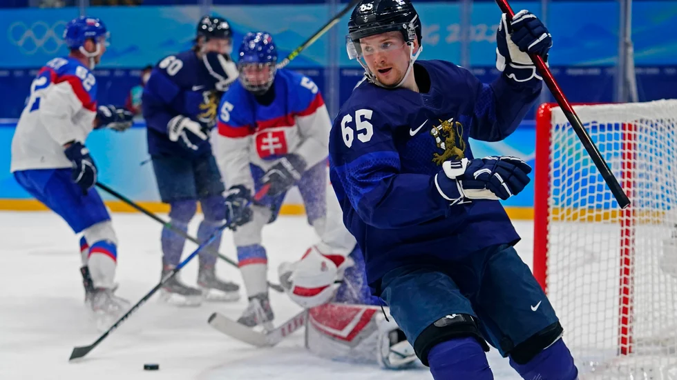 Finlands Sakari Manninen firar ett av sina tre mål i 6–2-segern mot Slovakien i OS-premiären.