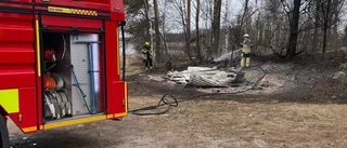 Populär badplats drabbad av skadegörelse – omklädningshytt uppeldad