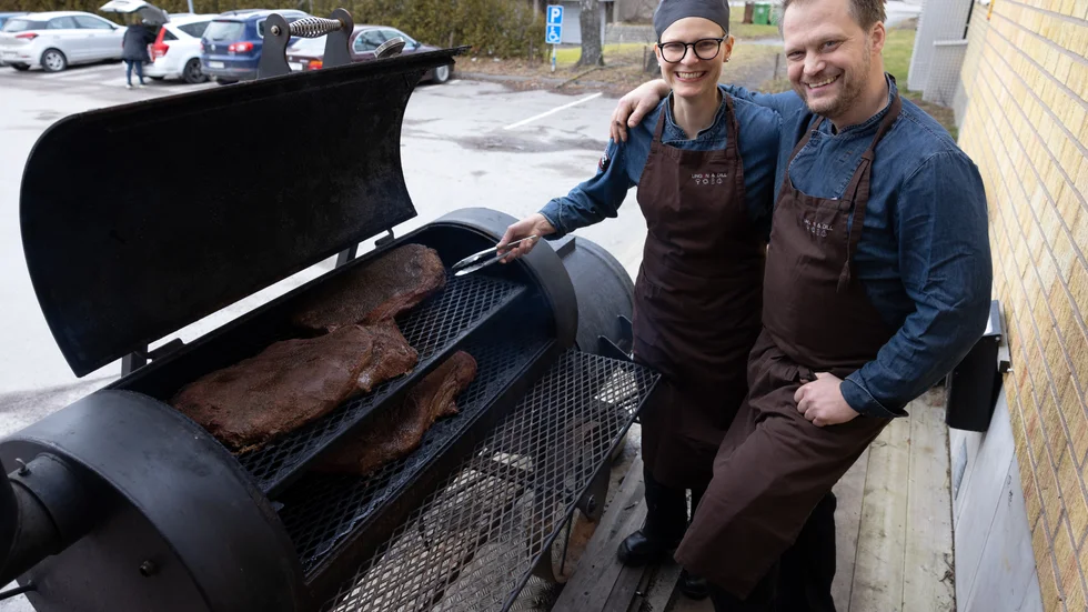 Emelie Jeppsson och Morgan Lundin grillar utanför sin restaurang i Skärblacka.