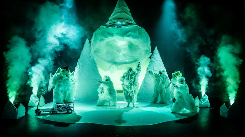 "Peer Gynt", med premiär på Stora teatern i Norrköping på lördag, är en visuell föreställning, med mycket av allt. Tone Aminda Gøytil Lund står för scenografi och kostymdesign.