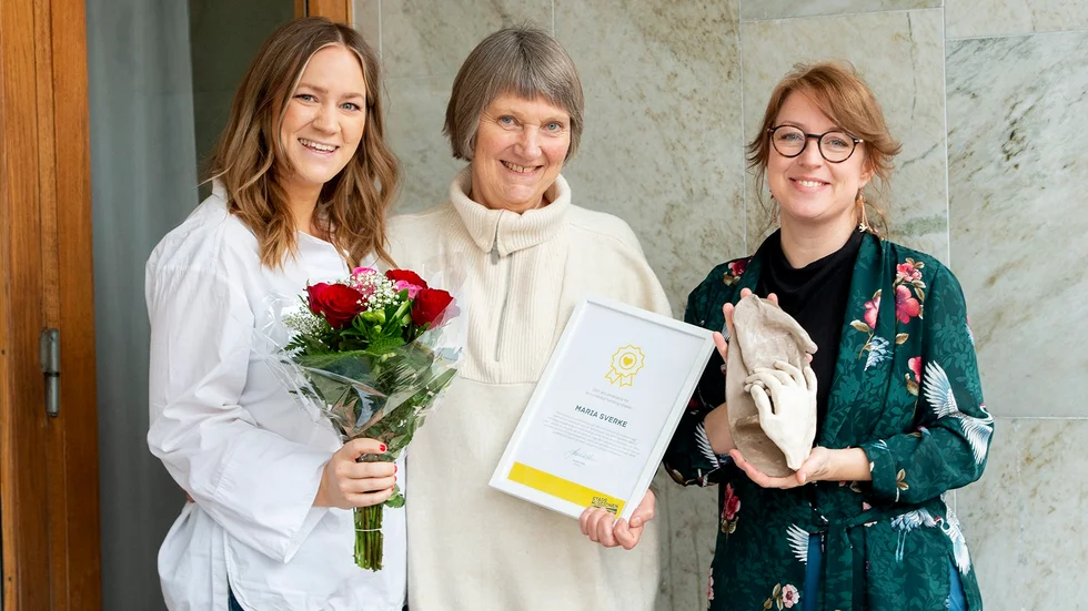 Maria Lagerkvist och Linda Engström ger utmärkelsen för en kärleksfull handling till Maria Sverke.
