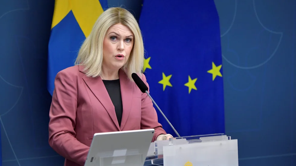 Lena Hallengren vill öka vårdplatserna inom sjukvården. Det är klok politik. Men det är inte seriöst att dra ned sjukvården i politiska låtsaslekar inför valet. 