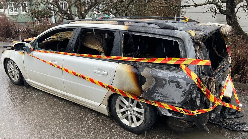 En bil blev totalt utbränd i samband med en brand på Skillingagatan i Gnesta under natten till måndagen.