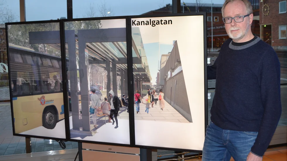 Richard Widman vid en illustration från blivande Kanalgatan, där det blir nya busshållplatser på den södra delen. Foto: Yvonne Rönngren.