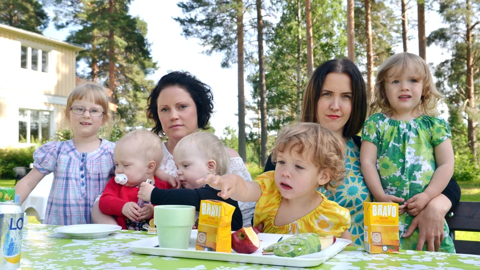 Uppror. Nu gör de uppror mot orättvisan. Från vänster storasyster Teolina Asplund, Milea Asplund, Regina Marklund, Sallie Asplund, Bea Lindholm, Lisa Brännström och Majken Lindholm. Foto: Joel Engström.