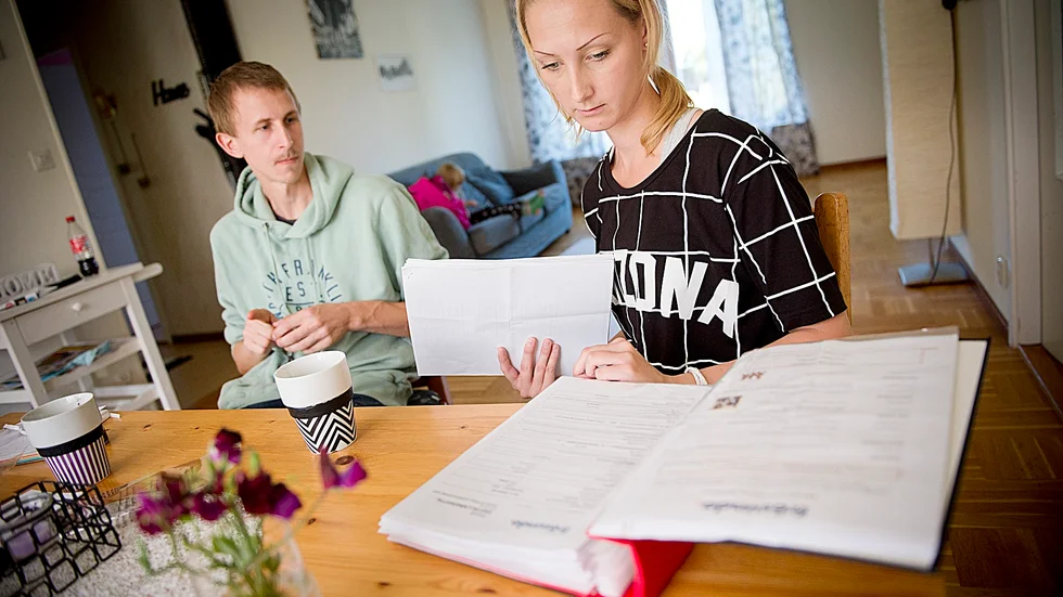 Byråkrati. Joel och Emelie bläddrar i pärmen med Linns alla papper runt sjukdomen och olika beslut. Foto: Lars Eriksson.