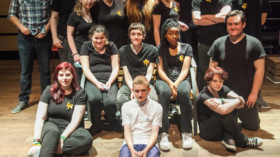 Kommer till Skellefteå. Ungdomar som medverkar i Collective encounters teaterverksamhet.