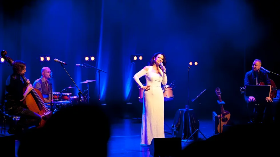 Underhöll. Maria Möller tillsammans med Fredrik Landh på bas, Pär Hermansson på trummor och Michael Blomqvist på gitarr. Foto: Emilie Sjölund.