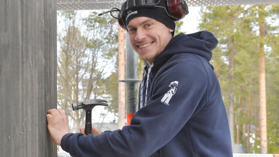 Mycket jobb. Alexander Brinkmann har just fått upp panelen på sin sommarstuga. Foto: Jeanette Lövgren.