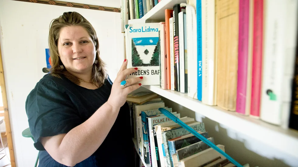 Böckerna. Psykisk ohälsa är ett ämne som Pebbles Karlsson Ambrose brukar skriva om, men hon har även skrivit fantasy och science fiction. Foto: Lina A Andersson.