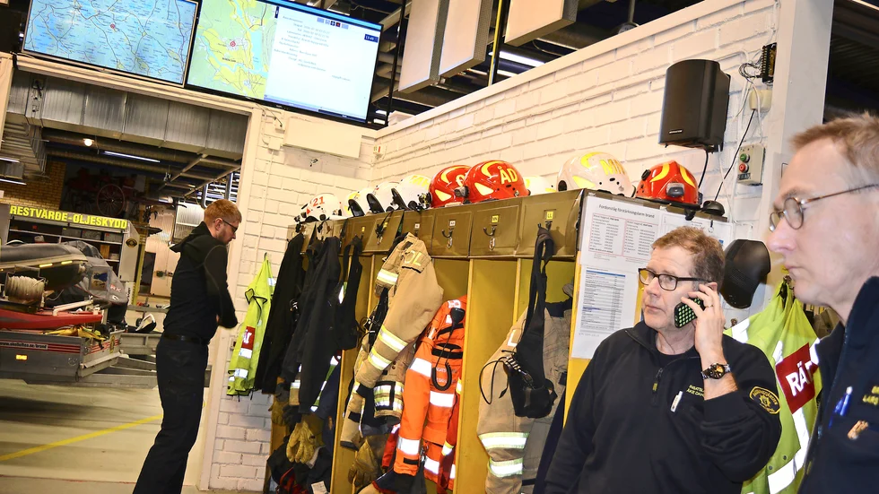 Lämnar maten. Insatsledare Åke Dahlqvist checkar av larmet som går mitt i lunchen. Lars Nilsson står beredd. Efter en minut, lite drygt, börjar bilarna rulla. Den här gången är det en husbrand. Foto: Karin Israelsson.