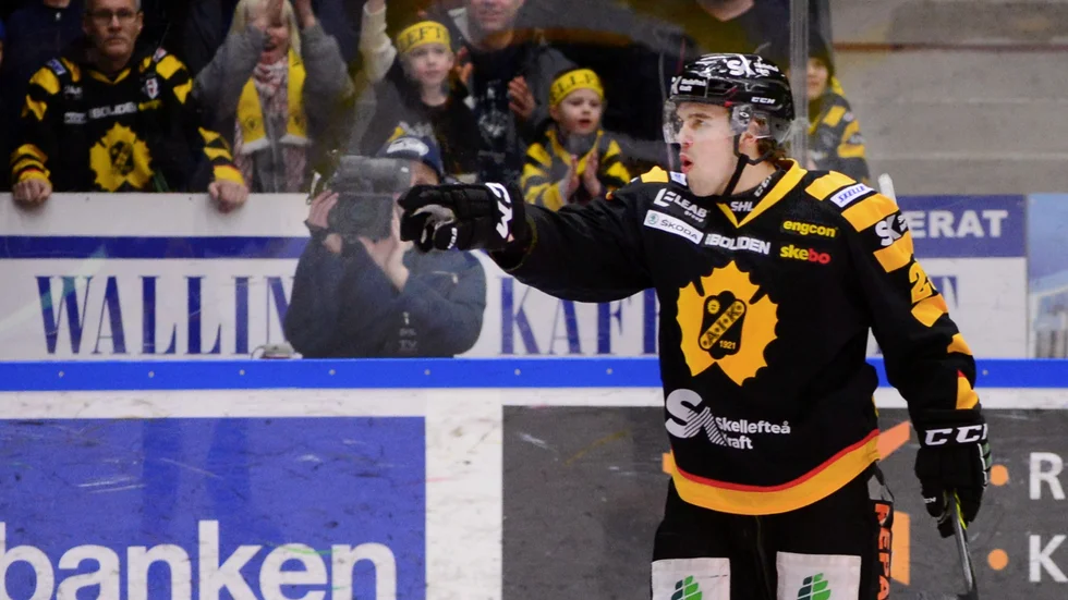 Tack för passningen. Axel Holmström saluterar Adam Pettersson och pekar ut vägen för AIK – mot ett nytt guld. Foto: Robert Granström/TT.