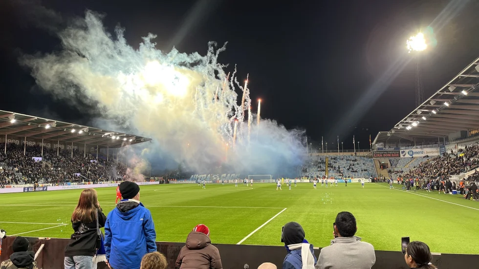 Matchen fick stoppas när ett stort fyrverkeri bröt ut. 
