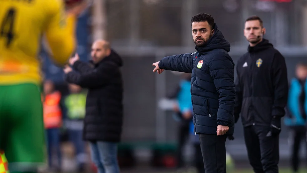 Dalkurdtränaren Amir Azrafshan under matchen mot J Södra då Uppsalalaget tog sista chansen för att kunna hänga kvar i superettan.