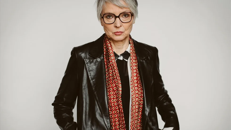 Anneli Jordahl (född 1960) är författare och kritiker bosatt i Sigtuna. Hon har gett ut flera uppmärksammade böcker. Senaste gav hon 2019 ut "Orm med två huvuden". "Björnjägarens döttrar" är nominerad till Augustpriset.