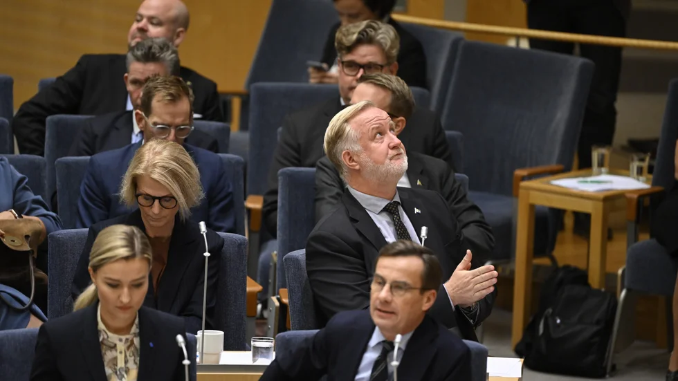 Högerregeringen drar ned anslagen till arbetsmarknadspolitiken med 1,5 miljarder kronor.