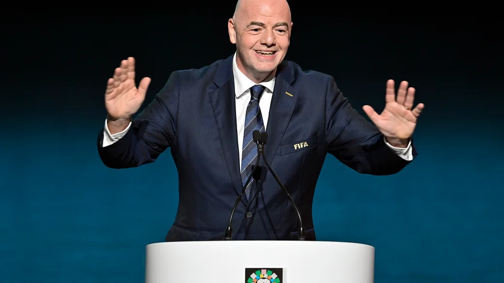 Tio europeiska fotbollsförbund, bland annat Sverige, kritiserar nu Fifa för att de ber länderna lägga politiken åt sidan under fotbolls-VM i Qatar. På bilden: Fifas ordförande Gianni Infantino. Arkivbild.