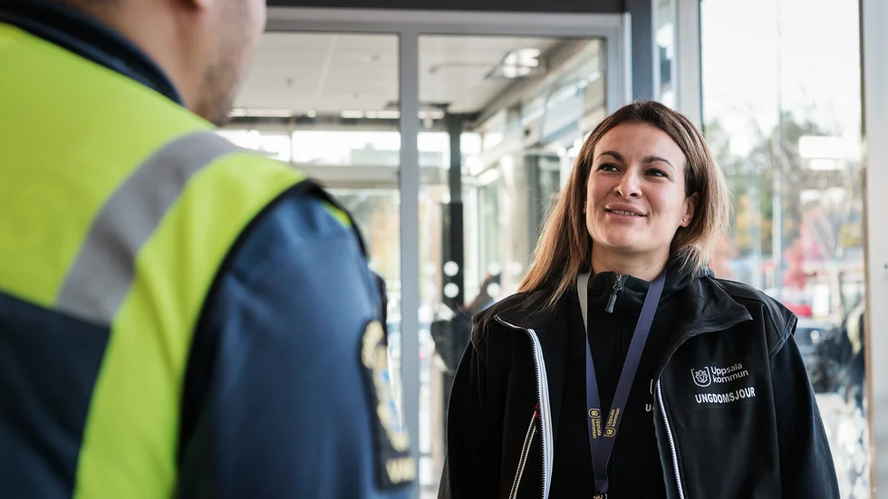 Alma Aittamaa är en av ungdomsjourens fältsekreterare, som jobbar med att vara ute bland barn och unga för att vara en trygg vuxen och kunna fånga upp ärenden.