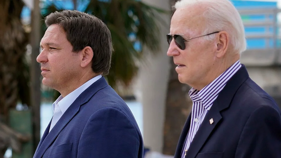Floridas guvernör Ron DeSantis håller Donald Trump på armlängds avstånd för tillfället. Här besöker han ett orkandrabbat område i sin delstat tillsammans med president Joe Biden i början av oktober. Arkivbild.