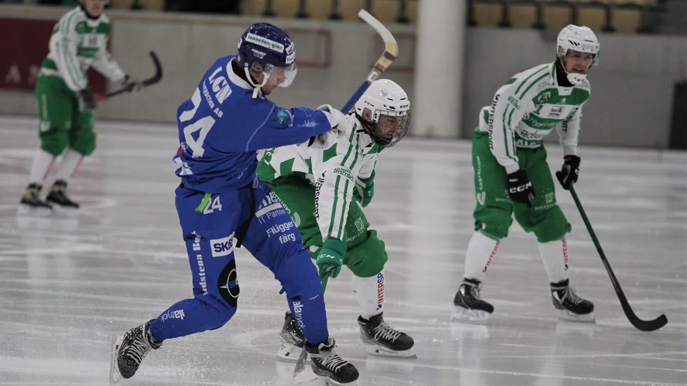 IFK Motalas Fredrik Lönn är en spelare som alla borde vilja ha i sitt lag. Märkligt att det saknats anbud genom åren, tycker Jens Bollius. Lönn slet hårt mot Västerås SK, men utan att det gav poäng.