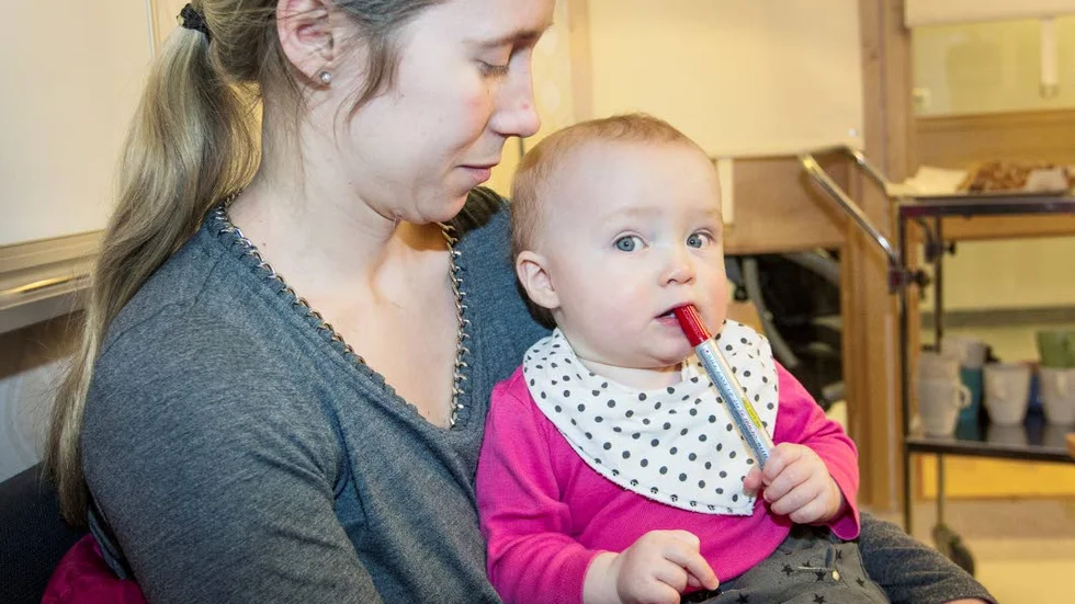 FÖRST UT. Malin Öberg var den första som gick på ledighet, här med Nils, 9,5 månader. Sedan har tio till anslutit sig till babyboomen.